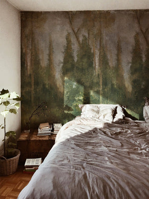 Detalhe de quarto com decoração rústica e cama desarrumada com Painel Bosque ao fundo