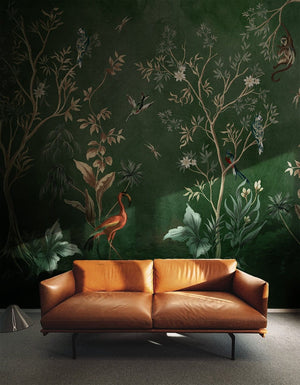Sala minimalista com sofá em couro caramelo e painel chinoiserie III ao fundo 