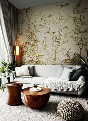 Sala de estar com estilo boho chic em tons claros e papel de parede chinoiserie monocromático ao fundo