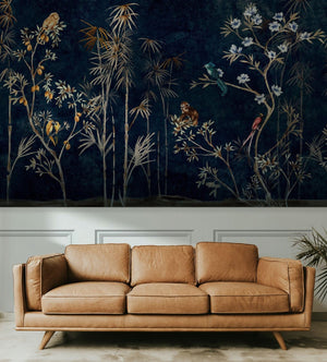 Imagem frontal de sala com sofá em couro caramelo, boiserie curto e Painel Noite na floresta azul 